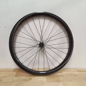 Wide Gravel 39 carbon gravel wiel met zwarte spaken en naaf, vooraanzicht